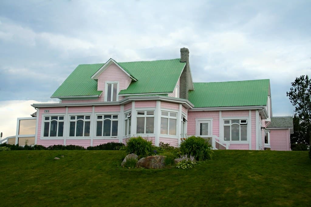 Preparing home for sale with deep spring cleaning